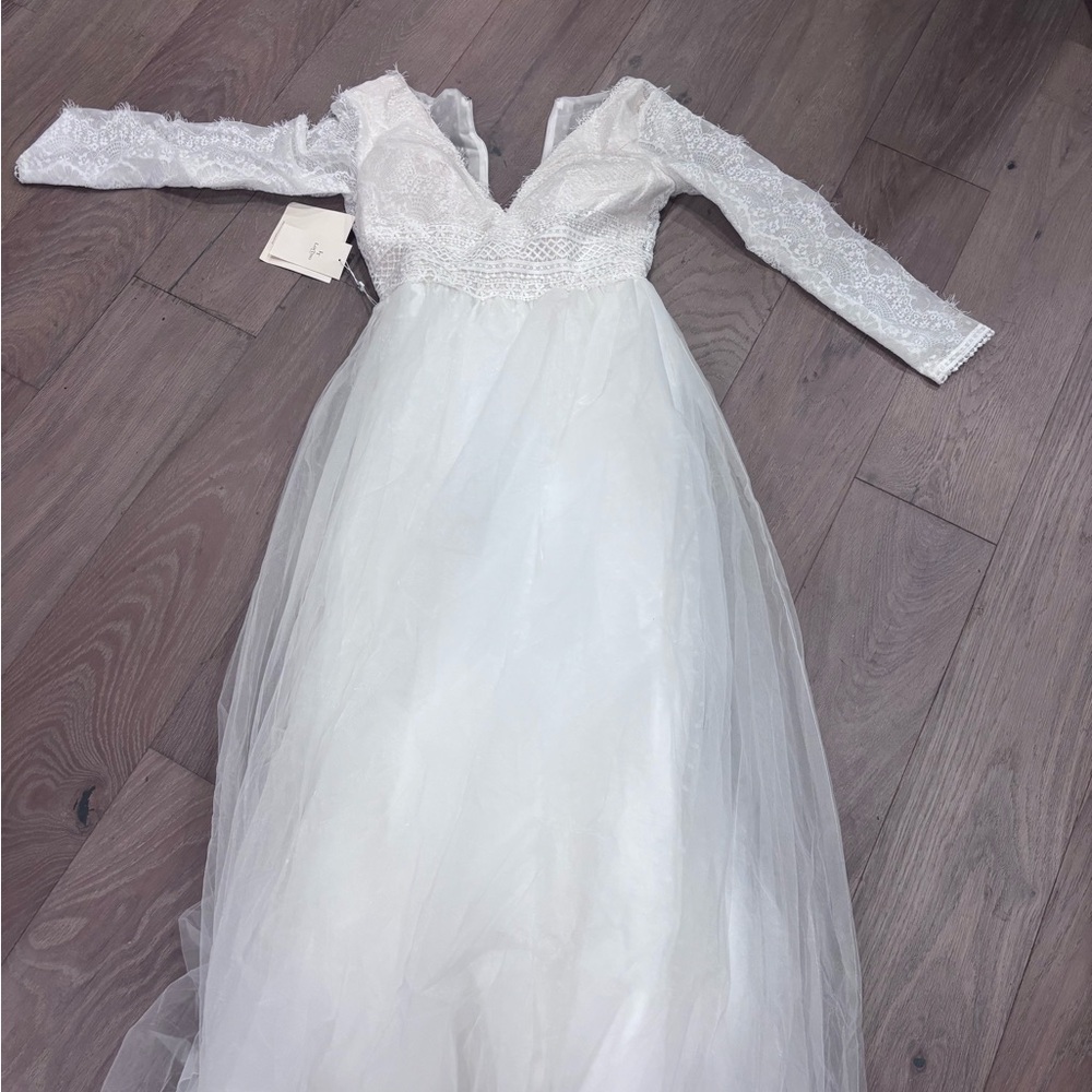 Elegant White Lace Wedding Dress with Tulle NWT